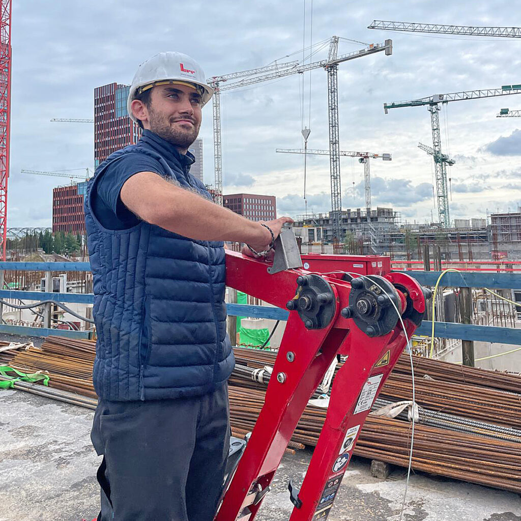 Niklas Seeliger mit Helm auf einer Baustelle